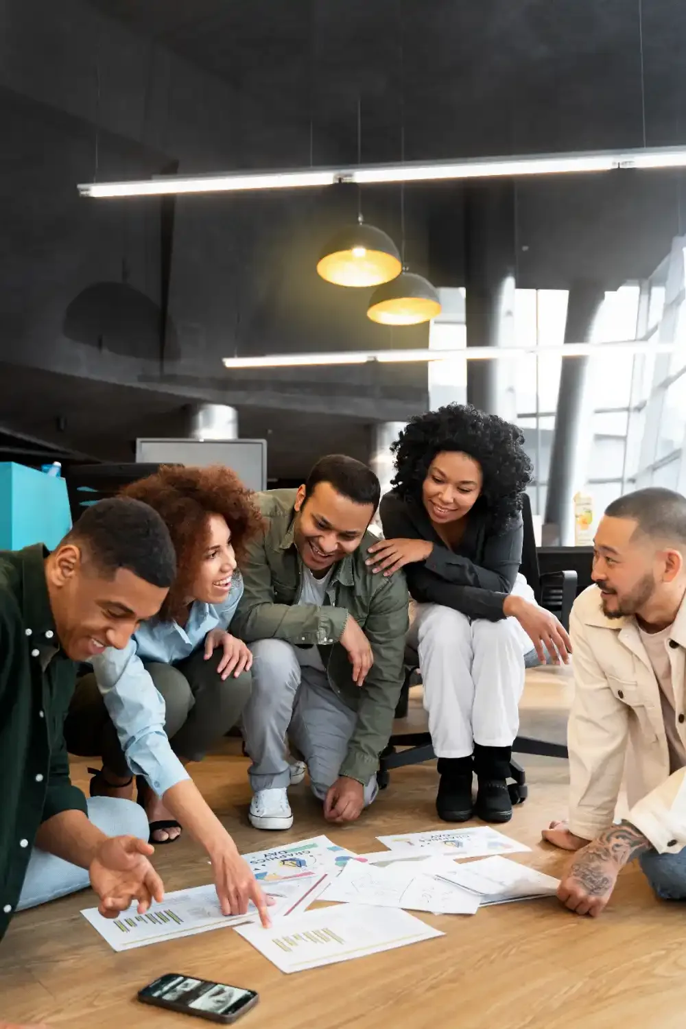 Equipe diversa colaborando em escritório
